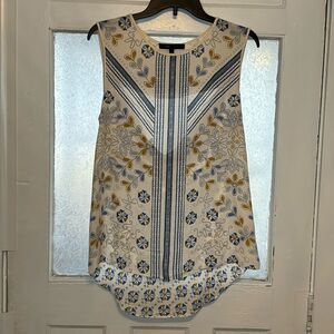 BCBG MaxAZRIA Women’s Light cream sleeveless patterned blouse cut out back med